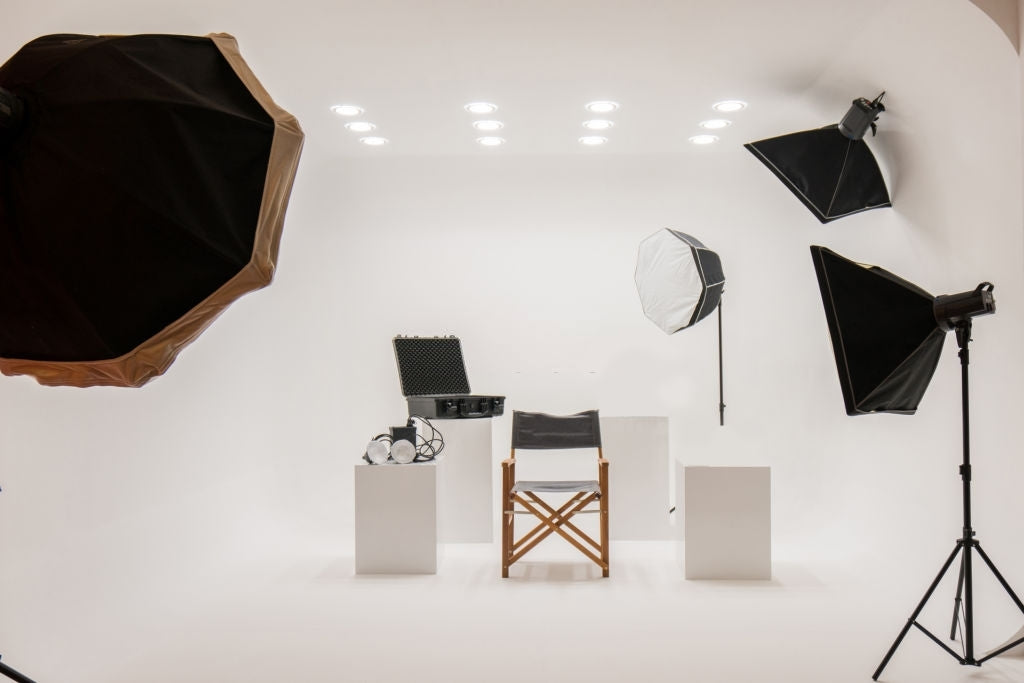 Entire  Studio Setup ON ONE DESK! - Photography Blog Tips - ISO 1200  Magazine